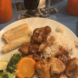 Nouilles Impériale - General Tao, spring rolls, steamed rice, sautéed vegetables, peanut butter dumplings were delicious