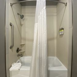Holiday Inn Express & Suites Amarillo West - Easy to use, fully-functioning, and clean bath fixtures, floors, and towels. Very good quality.