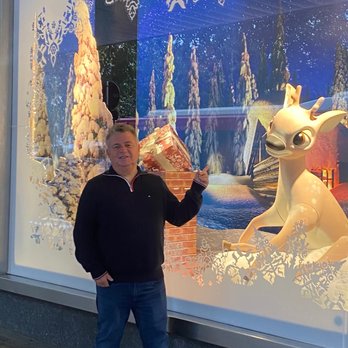 El Corte Inglés - Friend in front of display window - Department Stores Near Me - Madrid, M