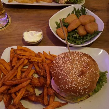 Bobby's Burger - Cheese Burger, Sweet potato fries, Chili cheese nuggets - Burgers Near Me - Hamburg, HH