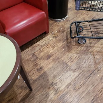 Giant Eagle - Filthy.  They expect you to eat here? - Grocery Near Me - Youngstown, Ohio