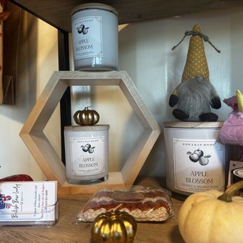 Buzzy Bakes Bakeshop  - Cute decor! Candles smell amazing! - Coffee & Tea Near Me - Durham, North Carolina
