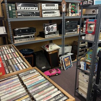 Gizmo's Galleria - Electronics - Flea Markets Near Me - Brownsburg, Indiana Gizmo's Galleria - Electronics - Flea Markets Near Me - Brownsburg, Indiana