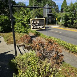 Inn at the Gorge - Dead shrubs. This is what you'll be greeted with.