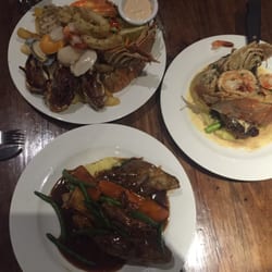 The Kings Table - Dinner last night. Roo had the Surf N Turf, Angie the seafood plate and I had the lamb shanks
