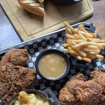 Score on King - Pulled Pork Mac n Cheese, Fried Chicken with fire mango sauce and Mac n Cheese - Sports Bars Near Me - Toronto, Ontario Score on King - Pulled Pork Mac n Cheese, Fried Chicken with fire mango sauce and Mac n Cheese - Sports Bars Near Me - Toronto, Ontario