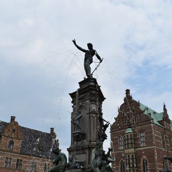 Frederiksborg Slot - Fountain in the Center Square - Museums Near Me - Hillerød, 84