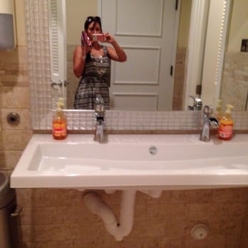 Citrus - Nice bathroom - American Near Me - Virginia Beach, Virginia