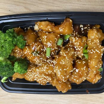 Chans Kitchen - chicken and broccoli with sesame seeds - Chinese Near Me - Vienna, Virginia