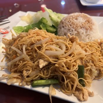 Louie's Mandarin Gourmet - Chicken chow mein - Chinese Near Me - Minden, Nevada Louie's Mandarin Gourmet - Chicken chow mein - Chinese Near Me - Minden, Nevada