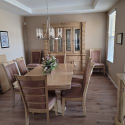 Lynn's World Quality Consignment - Dining room set. Table, leaf, 8 chairs, hutch, serving peace and leaf.