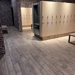 Golds Gym - Friendswood - Womens locker
