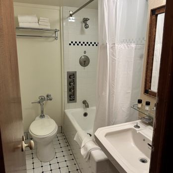 The Queen Mary - Bathroom - Hotels Near Me - Long Beach, California The Queen Mary - Bathroom - Hotels Near Me - Long Beach, California
