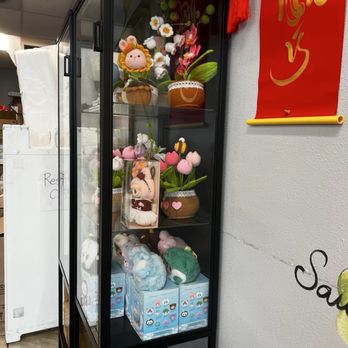 Renton Deli - Some plastic flowers and stuffed animals I guess if I wanted that to go with my sandwich - Coffee & Tea Near Me - Renton, Washington