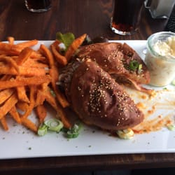 Mainhattan - BBQ Burger mit Sweetpotato Fries (Ich hatte den Burger leider vor dem Fotografieren schon geteilt)