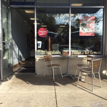 Kilwins Ice Cream - Chocolate - Fudge - Sat outside on a beautiful day - Desserts Near Me - Winter Park, Florida Kilwins Ice Cream - Chocolate - Fudge - Sat outside on a beautiful day - Desserts Near Me - Winter Park, Florida