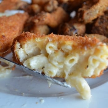 The Mugshot Tavern - a plate of macaroni and cheese - Bars Near Me - Toronto, Ontario