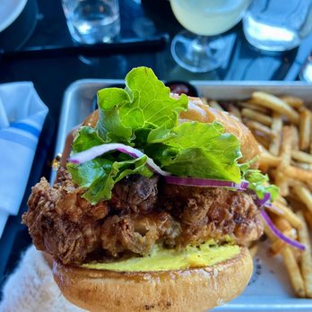 Britesmith Brewing - Williamsville - Fried chicken sandwich - Pizza Near Me - Williamsville, New York Britesmith Brewing - Williamsville - Fried chicken sandwich - Pizza Near Me - Williamsville, New York
