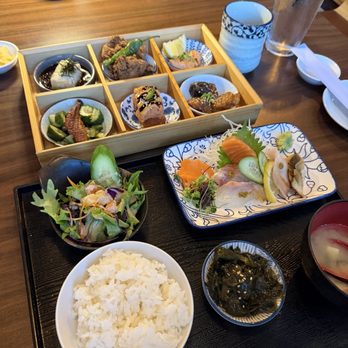 Izakaya Miyabi - Lunch Kibako set. Hard rice and very hard tofu and hard and salty chicken. The fish didn't taste very fresh. - Sushi Bars Near Me - Santa Monica, California
