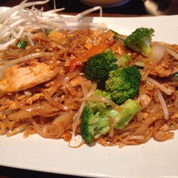 Pho Thom - Pad Thai chicken with veggies - Thai Near Me - College Park, Maryland