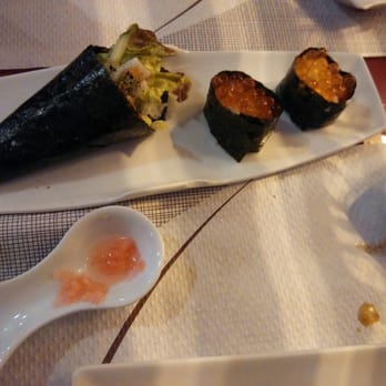 Korean Sushi - Temaki de salmon y niguiri con huevas de salmon - Sushi Bars Near Me - Valencia, V