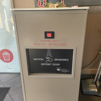 Chick-fil-A - Motion Sensored Trash - Fast Food Near Me - Gainesville, Florida