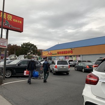 Gold City Supermarket - Entrance to parking lot - Grocery Near Me - Flushing, New York Gold City Supermarket - Entrance to parking lot - Grocery Near Me - Flushing, New York
