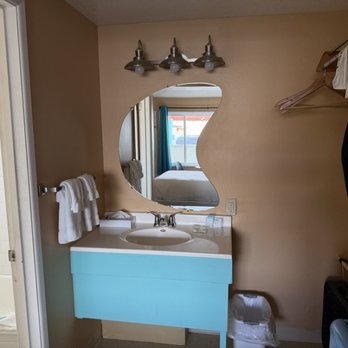 Atomic Motel - Hotels Near Me - Astoria, Oregon Atomic Motel - Hotels Near Me - Astoria, Oregon