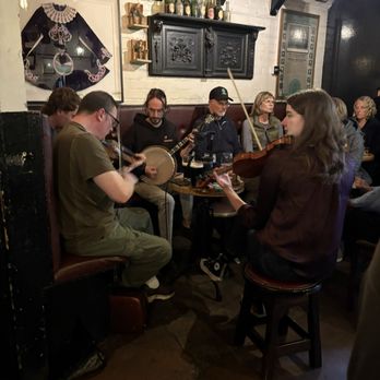 Kelly's Cellars - Musicians at a trad session - Pubs Near Me - Belfast, BFS Kelly's Cellars - Musicians at a trad session - Pubs Near Me - Belfast, BFS