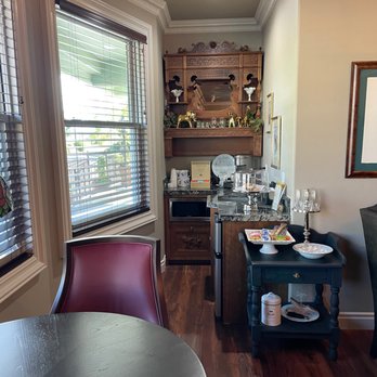 Hummingbird House - Complimentary coffee, tea & danish in the morning - Bed & Breakfast Near Me - Red Bluff, California