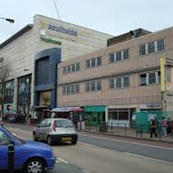 UNIQLO - Shopping Centre Southfields