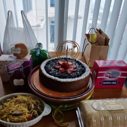 The pink box is from Bakers Hill, the cake is not.