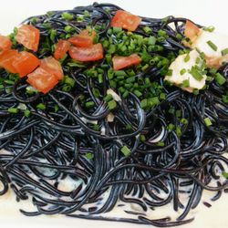 Made in Italy - Tagliolini neri al salmone (hausgemachte schwarze Spaghettini mit Lachs)
