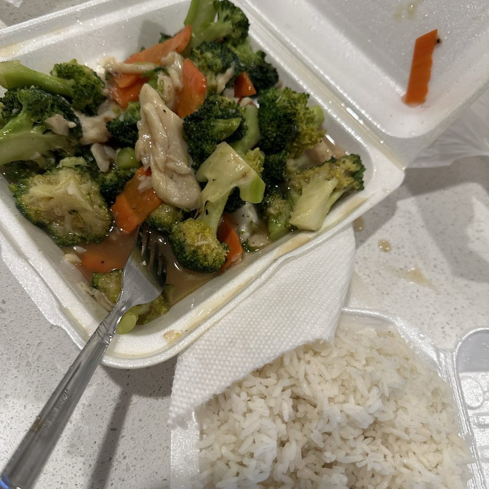 Chicken and broccoli w small white rice Chicken and broccoli w small white rice