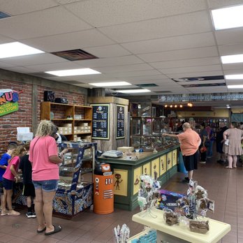 Uranus Fudge - Ice Cream & Frozen Yogurt Near Me - Anderson, Indiana