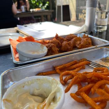 Neighborhood Draft - The JB3 and sweet potato fries were to die for - New American Near Me - Milwaukee, Wisconsin Neighborhood Draft - The JB3 and sweet potato fries were to die for - New American Near Me - Milwaukee, Wisconsin