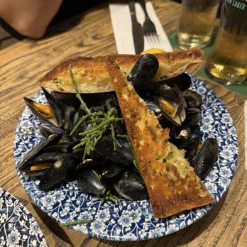 The Old Storehouse - Steamed mussels - Irish Pub Near Me - Dublin, D The Old Storehouse - Steamed mussels - Irish Pub Near Me - Dublin, D