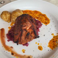 Carmen - Schwarzes Schwein auf rotem Kohl