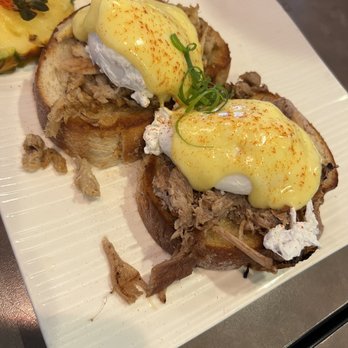 Moena Café - Benedict - one crab one kalua pig - Cafes Near Me - Honolulu, Hawaii Moena Café - Benedict - one crab one kalua pig - Cafes Near Me - Honolulu, Hawaii