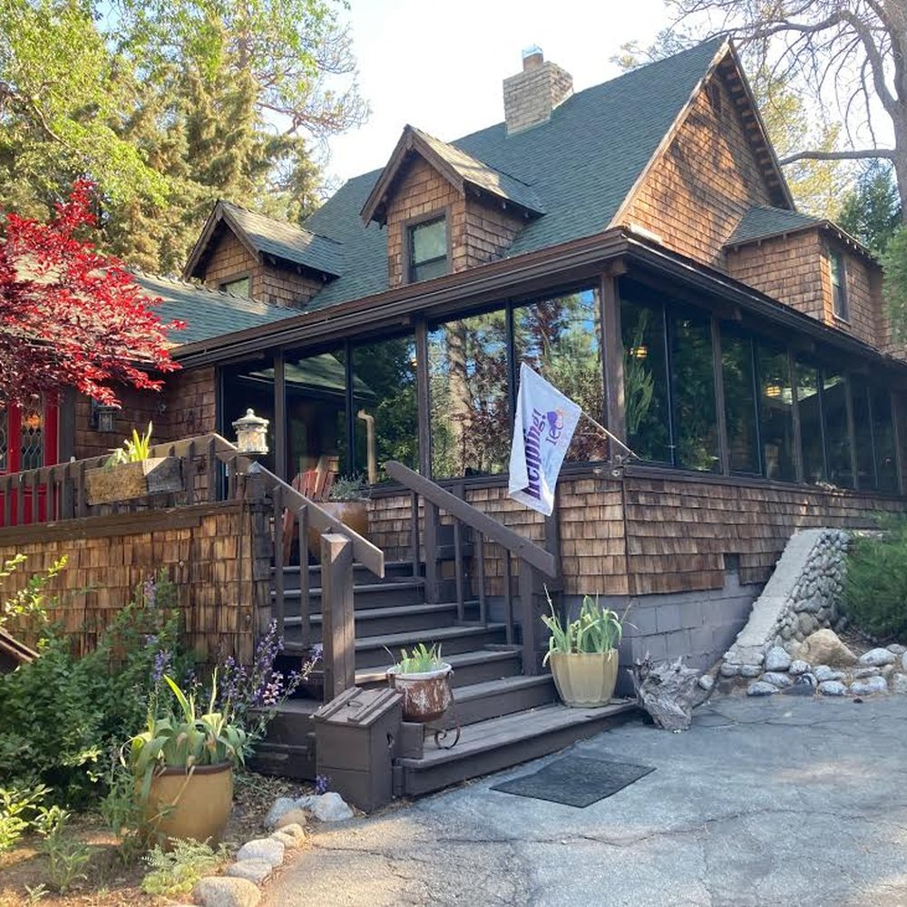 Strawberry Creek Inn - it's even cuter inside, but I didn't take any photos! - Hotels Near Me - Idyllwild, California