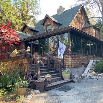 Strawberry Creek Inn - it's even cuter inside, but I didn't take any photos! - Hotels Near Me - Idyllwild, California