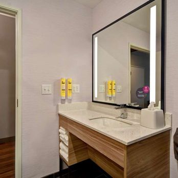 Tru by Hilton Auburn - Guest room bath - Hotels Near Me - Auburn, Indiana Tru by Hilton Auburn - Guest room bath - Hotels Near Me - Auburn, Indiana