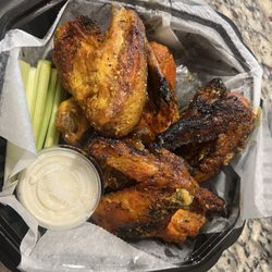Stoney's Pub & Pizza - Garlic parm wings
