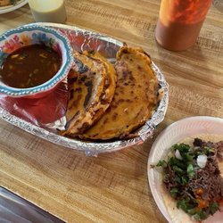 Antojitos Mexicanos El Barbas - Quesibirria