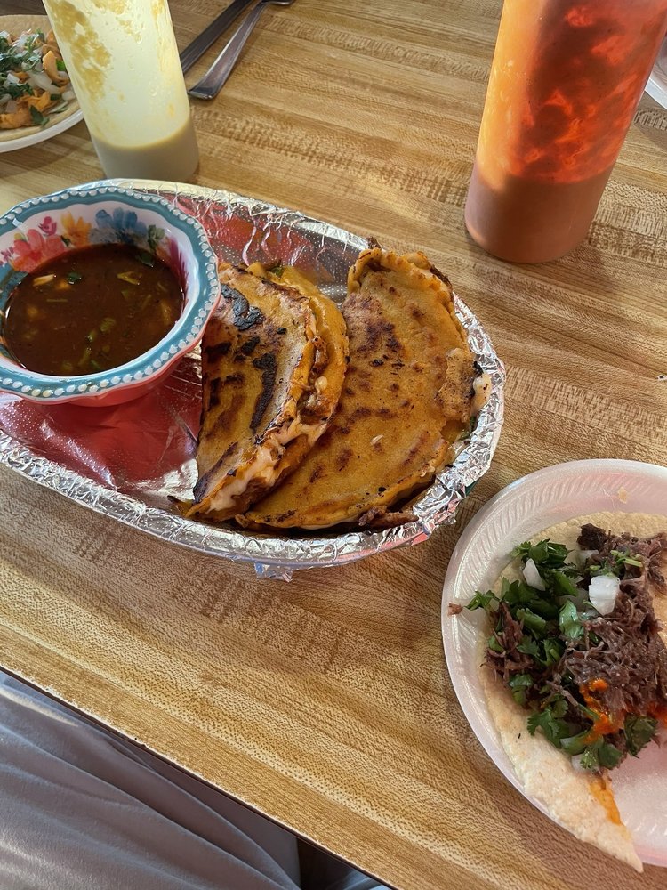 Antojitos Mexicanos El Barbas — Mexican restaurant in Hutchinson
