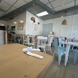 Early Bird - Cute atmosphere very comfortable dining with family feel vibes with 90's r&b playing.