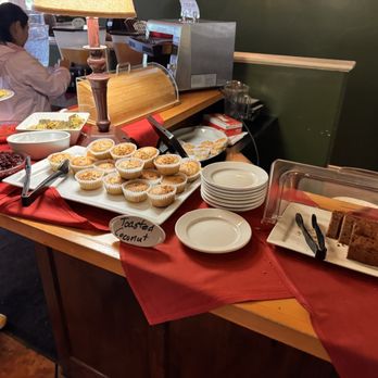 Oregon Garden Resort - Breakfast station 2 of 3 - Hotels Near Me - Silverton, Oregon