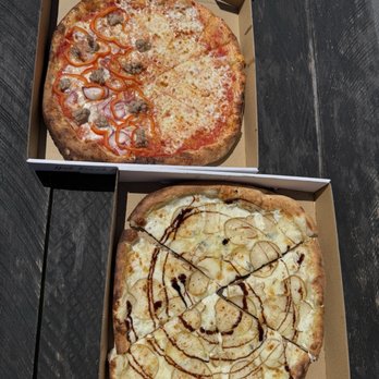 Mojo Pizza - Half sausage with onions and peppers, half cheese. White pizza with pears, balsamic glaze, & Gorgonzola. Absolute banger of a pizza btw - Pizza Near Me - Orick, California Mojo Pizza - Half sausage with onions and peppers, half cheese. White pizza with pears, balsamic glaze, & Gorgonzola. Absolute banger of a pizza btw - Pizza Near Me - Orick, California