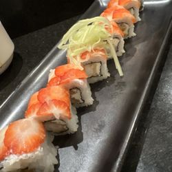 Akira Sushi - Strawberry roll