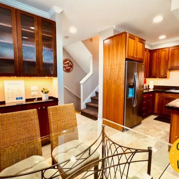 Pacific NW Escape - Dining area comfortably seats 4 and additional 4 stools available kitchen island - Vacation Rentals Near Me - Seattle, Washington Pacific NW Escape - Dining area comfortably seats 4 and additional 4 stools available kitchen island - Vacation Rentals Near Me - Seattle, Washington